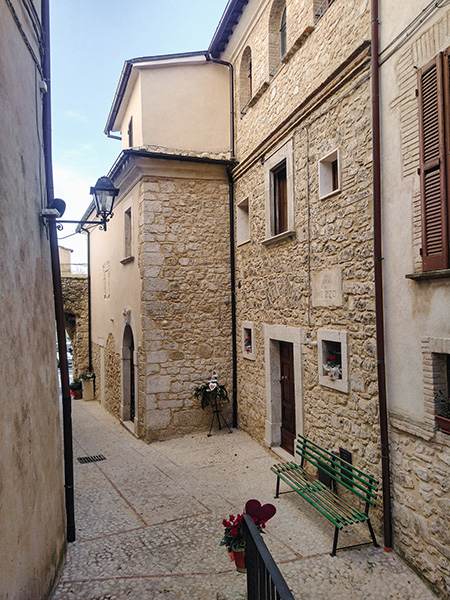 Una via del piccolo borgo di Ornaro con edifici riqualificati