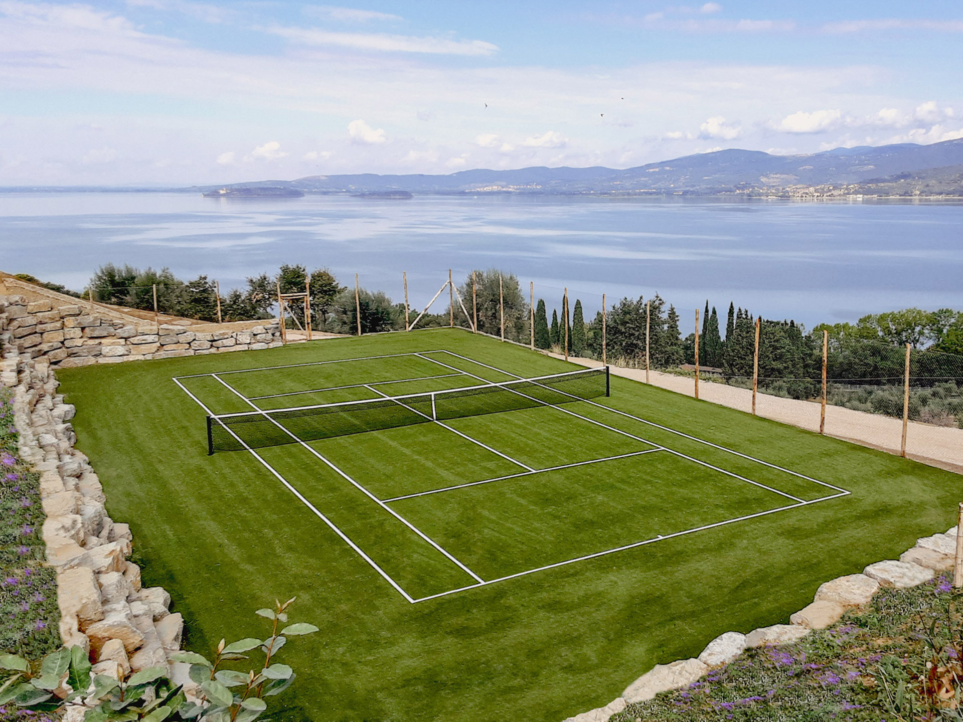 Campo da tennis con vista sul lago