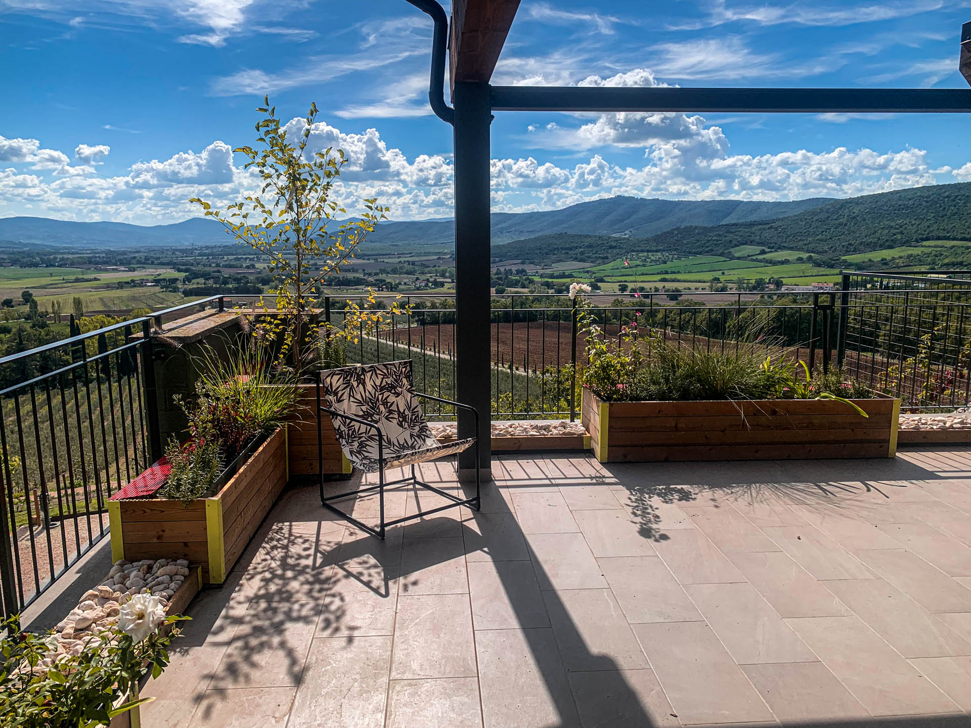 Terrazza panoramica che si affaccia su un suggestivo paesaggio umbro. 