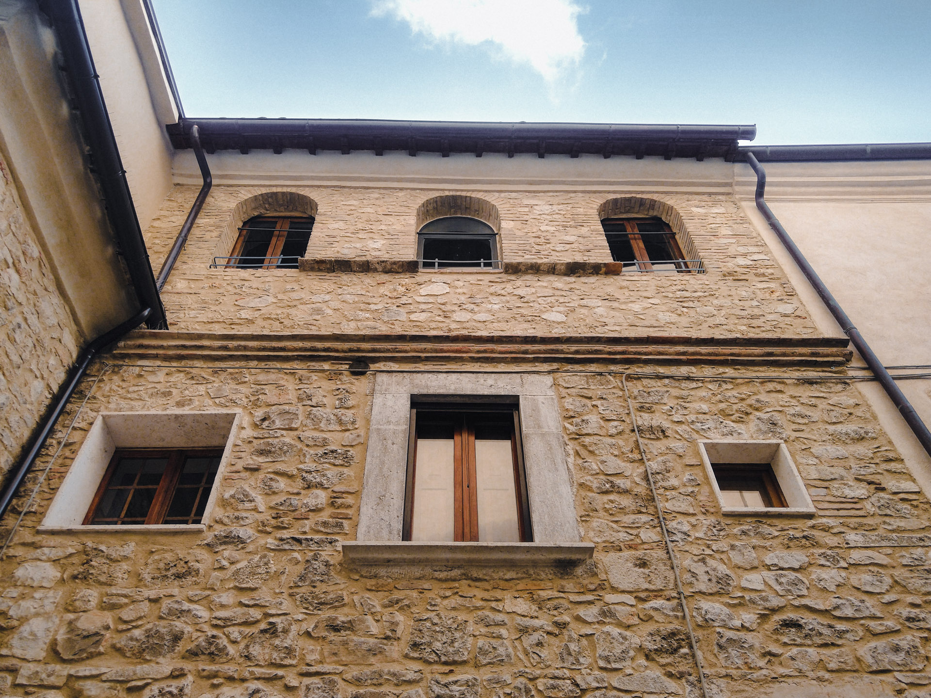 Facciate di un edificio storico del borgo di Ornaro