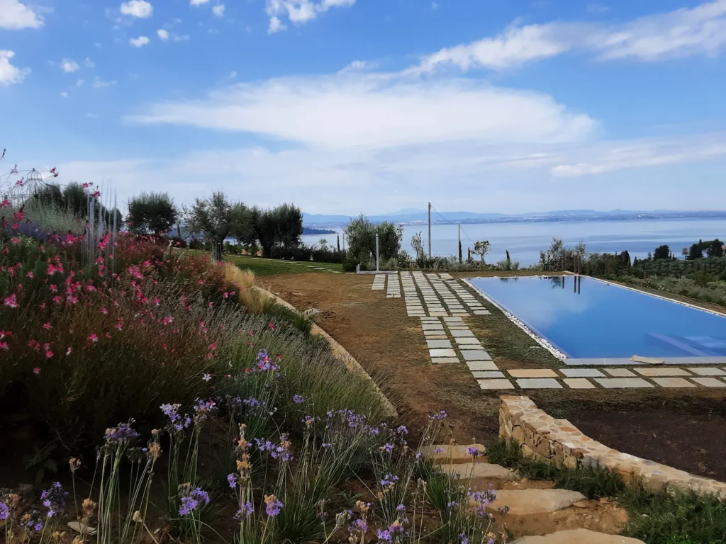 realizzazione piscina in giardino aprus