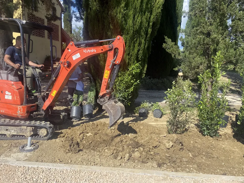lavorazione nel terreno per manutenzione delle piante