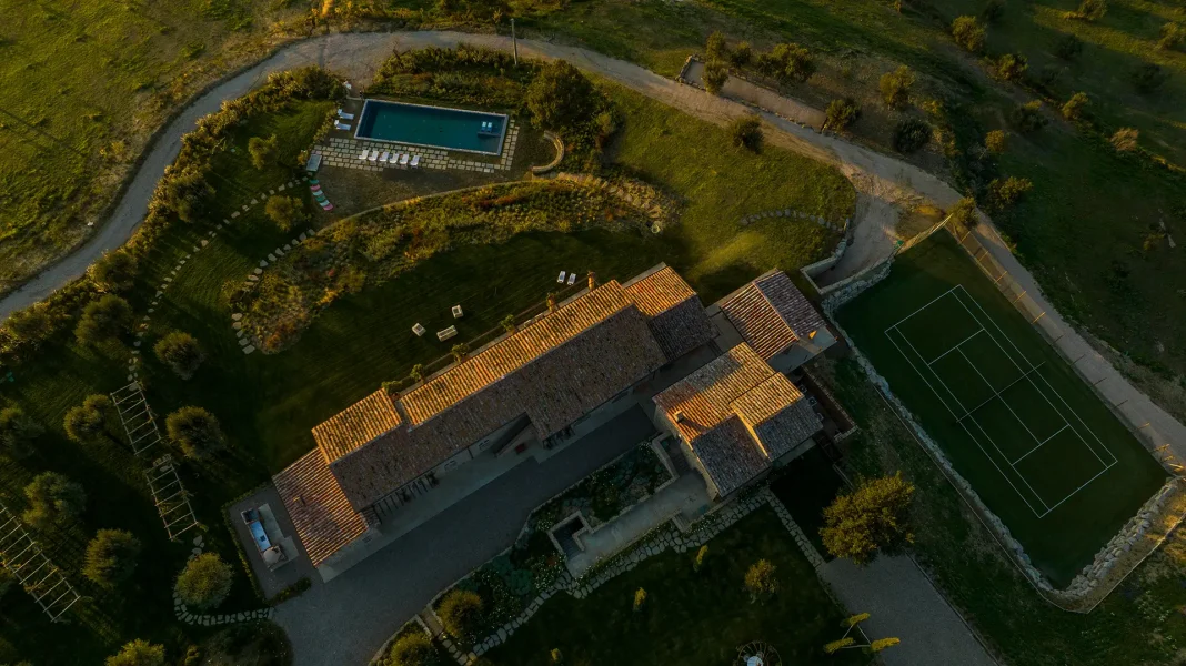 giardino con piscina e campo sportivo tennis