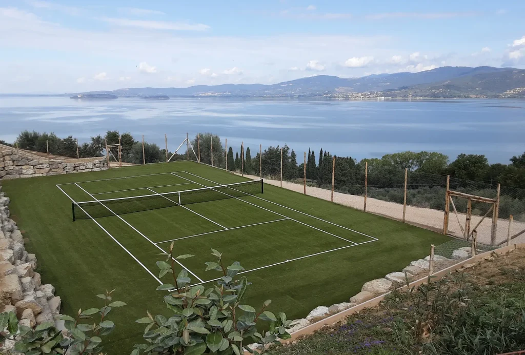 esempio di campo da tennis con vista sul lago