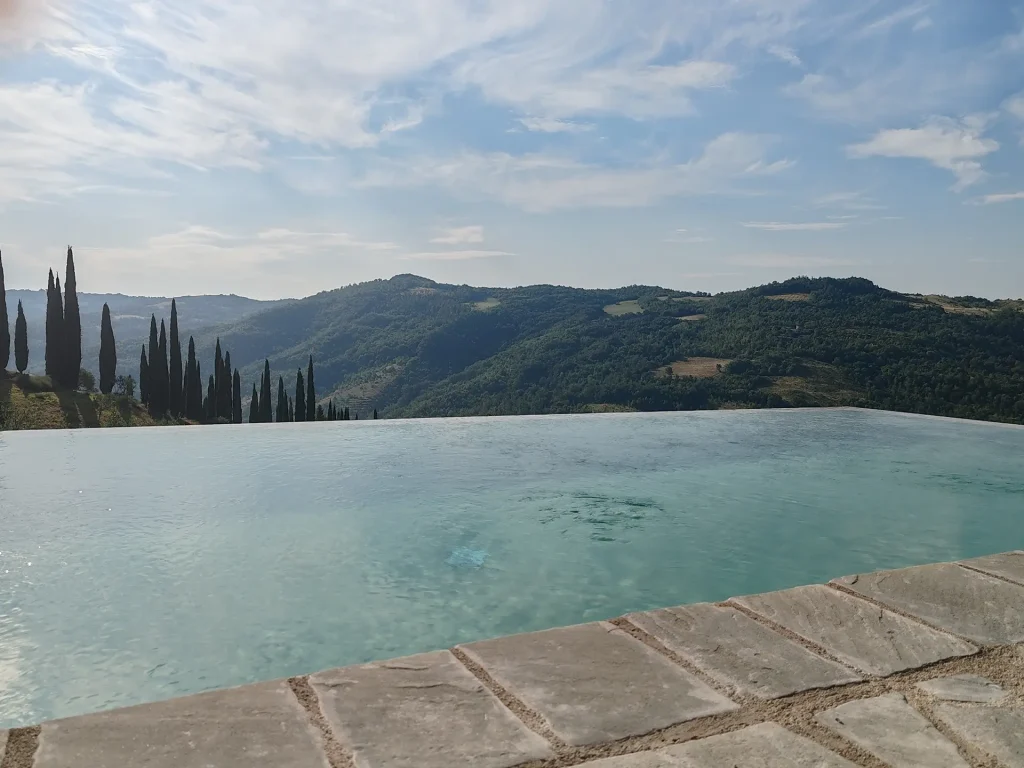 esempio di piscina in giardino con impianto sportivo